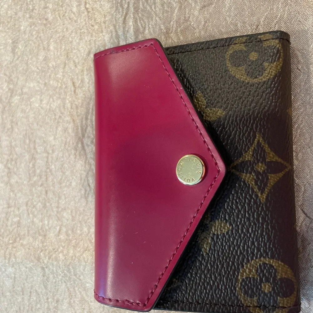 Louis Vuitton Zoe Wallet. - Picture 2 of 8